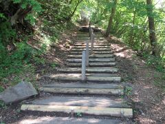 乙女滝から霧降の滝に向かう横谷峡遊歩道の様子です。
蓼科中央高原を流れる渋川沿いに造られた4㎞程の遊歩道です。途中、乙女滝や霧降の滝、鷲岩、屏風岩、一枚岩、王滝などを眺めながら、緑とさわやかな風の中を散策することができます。3㎞程先にある王滝と終点のおしどり隠しの滝までの1㎞程と、王滝と横谷観音までの15分ほどの道は、遊歩道というよりも登山道といった急坂が続くので、汗びっしょりになることを覚悟で登ることが望まれます。