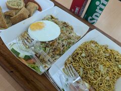 お腹すいたのでランチ。
ハイパーマートにあるフードコート的な。
ナシゴレン、ミーゴレン、謎のジャンボ団子

これ肉団子なのかと思ったらもちもちする美味しいものだった。なんなのかは謎。全部で800円