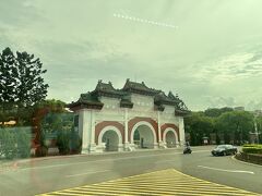 忠烈祠（約30分）
ガイドさんによると日本の靖国神社のようなところらしい。
圓山大飯店(グランドホテル台北）の近くなのね。