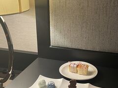 ホテルはクアラルンプール1番の繁華街ブキッ・ビンタンにあるリッツカールトン　　
ウェルカムメッセージとスイーツ
毎晩ミニケーキは届きました