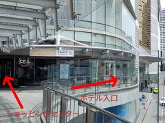 エスカレーターを上りきるとショピンセンターの入口(2階)があり、右脇にホテルの入口がある。今回のホテルは、『グランデセンターポイントホテルターミナル21』
ホテルの最寄り駅は
BTSだとアソークAsok駅(E4)
MRTだとスクンビットSukhumvit駅(BL22)
どちらも駅直結で便利。