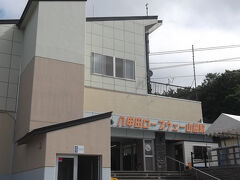 ９時すぎ　八甲田ロープウェイ山麓駅
窓口の係員が霧で視界なしと断っています