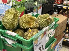 尖沙咀でスーパー巡りをしていると、ドリアン発見！
香港は南国なんだなぁと改めて感じました。
スーパー巡りで香港ミルクティーを購入しました。