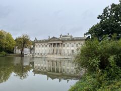 公園内を更に進んでいくとあるのがワジェンキ水上宮殿。ポーランドの最後の王スタニスワフが夏の離宮として改造させたと言われています。