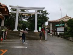 波上宮着。
また雨降ってきた。
外人多くて、日本人は少数派。
