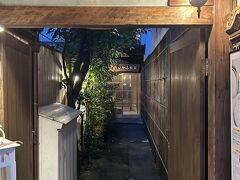 アフタヌーンティーをいただいたのであんまりお腹がすかないけど、軽めの夕食を食べに行きましょう。特に予約はしておらず、兵庫から来た友人が納涼床を希望したので、鴨川沿いのお店を覗いて歩きます。