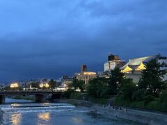 南座の屋根が見えますね。菊水のビアガーデンの提灯も！

関連旅行記：『隣の芝生は青かった・・・今年は「菊水」昭和レトロなビアガーデン♪』
https://4travel.jp/travelogue/11921045