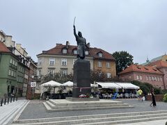 バスで数分で旧市街なので、ホテルは本当に観光に便利な場所にあります。旧市街に向かって歩くとヤン・キリンスキの銅像があります。彼は18世紀にロシア帝国とプロイセン王国に対する反乱を起こした英雄として祀られています。