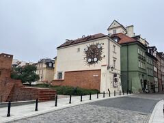 広場の角にはジギスムントの時計と呼ばれる壁に飾られたユニークな時計が！ちゃんと動いていましたよ。