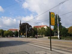 ホテルの最寄りで、よく利用したアルベルト・プラッツ(広場)のトラムの駅
ここは幾つもトラムの系統が走っているので、慣れないと、乗る場所を見つけるのが大変だ。
道も四方八方に伸びていて、どの道がホテルに通じているのか、最初は迷ってしまった。