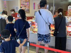 11：30頃かな？
ユニバーサルシティウォークの551へ
前2組位でした。
ここはチルド商品の取り扱いは無いので、自宅＆近所の友達用の購入でーす。