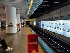 イスタンブールは人口1,400万人との事です。
M2へメトロ乗り換え、人も多い
旧市街へ行くメトロです。
トルコ人からじろじろ見られました。