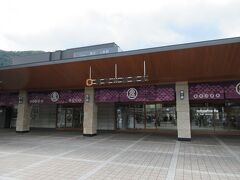 11:05　鬼怒川温泉駅（日光市鬼怒川温泉大原）曇り時々晴れ・29℃
東武鉄道鬼怒川線の駅で、鬼怒川温泉の玄関口。
浅草からの東武鉄道の特急「きぬ」、JR新宿からの特急「きぬがわ」、野岩鉄道会津鬼怒川線・会津鉄道会津線直通の快速「AIZUマウントエクスプレス」と特急、下今市始発の「SL大樹」の始発・終着駅です。