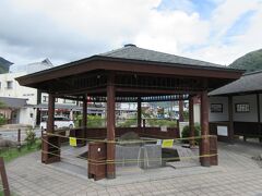 鬼怒太の湯
駅前広場に足湯所があります。
でもロープが張られています。