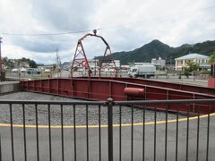「SL大樹」はこの駅で折り返すために、駅前広場にSLの向きを変える転車台があります。
JR西日本の三次駅(広島県三次市)で使っていた転車台を譲渡されて2017年に設置。