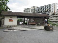 鬼怒子(きぬこ)の湯（日光市藤原）
「くろがね橋」の南側にある立派な足湯施設で、日帰り入浴ではありません。
利用時間：9:00-17:00（季節により変動）
注意：飲用不可・飲食や喫煙不可・長時間の利用不可・ペットの入浴不可