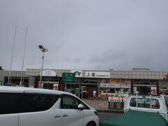 新宿を出発して練馬インターから関越自動車道に入りました。8：30頃に上里サービスエリアで休憩です。順調に走っているようですが、少し雲行きが怪しくなってきました。台風10号が日本に接近してきているので、その影響でしょう。今回は山のほうに行くのでできれば晴れてほしいのですが。