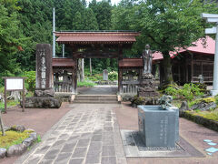 農園を出て再びバスで約1時間、新潟県魚沼市の西福寺というお寺にやってきました。有名な米どころだけあって、高速を降りてからお寺に来るまで車窓はずっと田んぼでした。