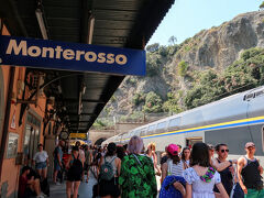 【4】Monterosso（モンテロッソ）：滞在時間1.5時間

最後に訪れたのが、5つの村で最も西（ジェノヴァ寄り）に位置する「モンテロッソ・アル・マーレ」。人口約1,400人の村です。

チンクエテッレの中では、一番都会でリゾート地。

※今回5つ目の村コルニリアは、時間と体力の関係でスキップしました