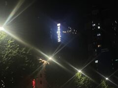 さて、新村に到着！
今回のお宿はホステル！

ここで友達と合流です！

現地の友人に、新村は学生街で、治安もよく、24時間あいているお店も多いと教えてもらいました。
このホステル、2つ星だけれど、まぁまぁ綺麗で、よし。
あと中心地なのに一泊4000円。激安でした。

学生が女子会パーティーしていたりと、現地の人が多かった気がする。
壁が薄いので隣の人の目覚ましで目が覚めるけれど、全然OK！