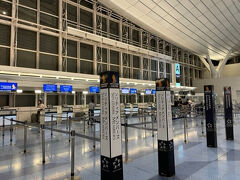 待ちに待ったシンガポール航空ビジネスクラスでのシドニー旅行☆
ウキウキ気分で羽田空港T3へ。
荷物を預けるのでカウンターへ行ったけれど、まだ開いてなく…。
出発2時間ちょっと前にチェックインが開始されました。
開始30分前はガラガラでしたが、チェックイン開始時刻には結構並んでました。