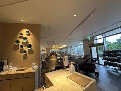 3日目
朝食会場は1階にあるオールデイダイニング「アマハジ」
受付の一般レーンには数組が待っていましたが、ヒルトンオーナーズのレーンに並んだらすぐに案内してもらえました