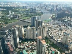 ランドマーク81は2018年完成
高さ461.3ｍ、完成当時は東南アジア№１の高さでした。
展望台サイゴンスカイビューは79階から81階で標高380ｍです。
当然入場料がかかります。
入場料は超強気の50万ドン、約3,000円です。
高速エレベーターで耳が痛くなりながら展望台へ
ここはサイゴンスカイデッキ以上の絶景です。
ランドマーク81からビネクスコタワーを眺めます。
写真上奥の尖っているビルがビネクスコタワーです。
右側が１区、左側が旧２区です。
20年前の2区は未開の地でした。今はビルが建ち始めています。
旧2区がこれからどう発展するか楽しみです。