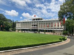 統一会堂
かつての南ベトナムの大統領官邸です。
1975年4月にベトナム軍の戦車が侵入し、ベトナム戦争終結の舞台となった場所です。
20年前にホーチミンに滞在していたときは、一般開放していなかった？ので今回見学しました。