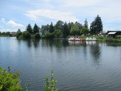 高見石下山後、蓼科湖に向かいました。
白駒池からビーナスラインを40分ほど下ったところに造られている農業用ため池です。１周20分ほどの湖の周りには、木道や遊歩道が設置され、八ヶ岳や蓼科山、北八ヶ岳、車山などの雄大な山々が眺められます。湖上ではボートやサップ、カヌーなどが楽しめます。最近、湖畔にはケーキ店やベーカリー、焼肉店、レストラン、ハンバーガーショップ、ソフトクリーム店、キャンプサイトなどがオープンし、昔の活気が取り戻りつつある湖です。

