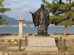 平清盛像。黒光りして威厳があります。