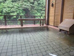 【2日目】8月28日（水）曇り時々雨
川治温泉 一柳閣本館（日光市川治温泉高原）

7:00　朝風呂は柳の館5階の露天風呂です。
源泉名：川治温泉(源泉名 川治共同配泉)
泉質名：単純温泉(低張性弱アルカリ性温泉)
泉温：40.8℃
知覚：無色透明・無味無臭
pH ：7.8
適応症：関節痛・腰痛・神経痛・打撲・捻挫・冷え性・胃腸機能の低下・糖尿病・軽い喘息または肺気腫・自律神経不安定正・うつ状態
その他：加水・加温
循環ろ過せず、入浴剤使用せず、消毒剤使用せず