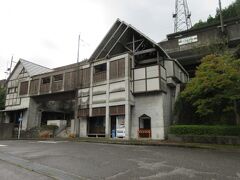 川治温泉駅（日光市藤原）
野岩鉄道会津鬼怒川線。駅名に反して、川治温泉へは徒歩10分以上かかり、川治温泉街の最寄り駅は隣の川治湯元駅です。
龍王峡へ約5km続く自然研究路のハイキングに便利です。