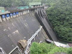 五十里（いかり）ダム（日光市五十里）
鬼怒川の支川、男鹿川下流域の洪水による氾濫を防ぐための洪水調節、農業用水の供給、発電を目的として建設された重力式コンクリートダムです。
1956年（昭和31年）当時日本で最も高いダム(112m)として完成。
「五十里」の由来は、江戸から五十里の場所にあるからだそうです。　