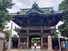 【題経寺（柴又帝釈天）】重層優美な「二天門」
江戸時代より信仰を集める、東京下町の“庶民の寺”
映画の舞台としても有名なこちらは、正式名が「経栄山題経寺（きょうえいざんだいきょうじ）」という日蓮宗のお寺
「二天門」は日光東照宮の陽明門をモデルにしたそうです

