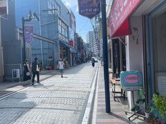 ドブ板通りではいつもよこすか満喫きっぷを使ってハンバーガーの店に行っていたので、今回はきっぷに対応していない店に入ろうということになった