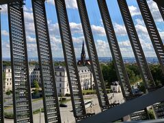 頭を使い過ぎて疲れた。
最上階の展望台に登り、ドレスデンの町を眺めて、ひと休みだ。

博物館を見学して、説明文が日本語ではないので、はっきりしない所もあるが、特に愛国的な感じはしなかった。努めて、理性的、客観的な立場で説明しようとする姿勢が感じられた。今、私たちに必要なのも、理性的な思考と行動、感情的になってはいけないな、そんな事を思いながら、博物館の建物を出た。