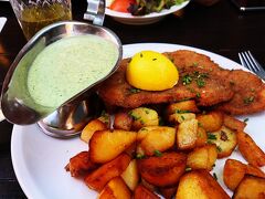 ぶらぶら歩いてザクセンハウゼンの居酒屋に入った。
リンゴ酒(シードル)で乾杯
やっぱり最後はシュニッツェルとフライドポテト
間違いない味だ。ドイツの良い所はシュニッツェルがあること。だって私が大好きなトンカツだもの。