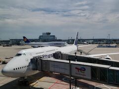 珍しく2階建ての大型飛行機だ。
この飛行機はアメリカから飛んできたのだが、1時間遅れて着いたので、出発も1時間遅れた。
羽田に着いたら暑かった。ドイツの気候に慣れた体には、日本の猛暑は耐え難く、数日間自宅のエアコンを止めることができなかった。これは私にしてはかなり珍しいことだ。
