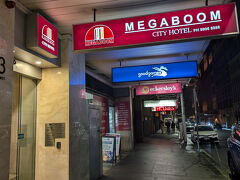 １２：１５
シドニーでの滞在先「MEGABOOM CITY HOTEL」に到着。（写真は夜撮影）
ダーリングハーバーやクイーン・ビクトリア・ビルディングの近く。
シンプルなホテルだけど、とにかく、立地がめちゃめちゃよかった！