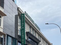 ホテルで休憩した後は、歩いてムスタファセンターへ。

シンガポールではマストビジットで、ごっちゃりした店内に沢山ある商品を見るのがとっても楽しいです。