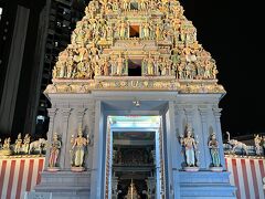 レストラン近くのヒンズー教寺院「スリ・スリニヴァサ・ペルマル寺院」
ピラミッド型の装飾がキレイ。
シンガポールで最も古い寺院の1つで、国の重要記念建築物に指定されているそうです。

この時間は信者の方が多かったので、外からそっと写真を撮らせていただきました。
中はまたの機会にしたいと思います。