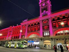 サザンクロス駅に到着した後、ホテルに荷物を置き、近所のスーパーまで買い出しに行きました。
これは道中のフリンダースストリート駅です。
夜はライトアップされていて、幻想的な雰囲気でした。