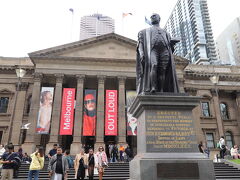 メルボルンセントラルで降り、ビクトリア州立図書館へ。
1856年に完成した歴史的建造物で、オーストラリア最古の図書館です。
