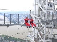 旅行３日目(7月20日)、続きです。

韓国ソウルにある、韓国で一番高いビル、ロッテワールドタワーのソウルスカイ。
そこにあるブリッジツアーへ参加して…、