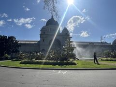 カールトン庭園にやってきました。
この背後の建物は王立展示館で、1880年に開催された国際博覧会のために建設された展示館です。
オーストラリア初の世界文化遺産です。
中は工事中？で入れませんでした。