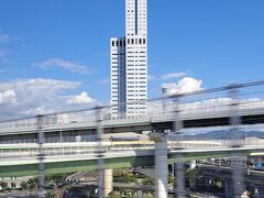 関空連絡橋を渡って「りんくうゲートタワービル」の撮影を最後に、スマホが電池切れ。。。
これ以降写真がないので、これにて一連の旅行記は終了します。

今回の約５年振りのインドネシア・ジャカルタ旅行では、、、
　〇現地の人がとにかく優しい。
　〇日本に比べりゃ過ごしやすい気候。
　〇円安なんて気にならない程、物価が安い。
旅行先としては最高でしたね。

旅の前半は好調で、１日１旅行記でネタ豊富だったんですが、後半はボロボロ。４日分でやっと１旅行記という散々な事になりました。

風邪気味の中、食事と水（水道水は、水質がかなり悪く絶対に飲めませんが、歯磨きの時に体内に入ったのかな）が合わなかったのかな、、、

最後に、親父コンビのＴ氏には大変ご迷惑をかけてしまい申し訳ありませんでした。これに懲りず、正月の国内旅行で親父コンビ再結成よろしくお願いします。

【ご参考】Ｔ氏の旅行記はこちら。
　　https://4travel.jp/travelogue/11917050

