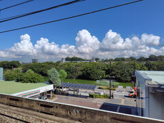 大阪駅からＪＲで約４０分で明石駅に到着です。早くも駅のホームから、明石城の姿が見えています。