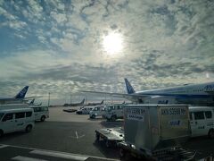 今回の旅行は羽田空港を出発し岩国空港へ向かうところから始まります。

岩国錦帯橋空港への到着が5分ほど予定より遅れたため、目の前で錦帯橋へ直接行けるバスを逃してしまいましたが、すぐ後に岩国駅行きのバスがあり、そちらで無事に空港を出発することができました。
（ドタバタしたため、空港の写真を取りそびれました;;）