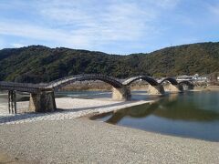 岩国駅でバスを乗換え、錦帯橋に到着しました。
天気も良く、バスを降りると美しい錦帯橋が目に飛び込んで来ました。