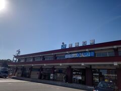岩国駅から電車に乗って宮島口駅へとやってきました。
フェリー乗り場までは少し歩きます。